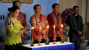 Pemasangan lilin natal oleh Ibu Pdt Winda Koloay Tendean pada ibadah natal dan kunci taon 2024 K3M TNI AU.