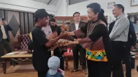 Walikota serahkan makanan bergizi . kepada