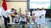 Gubernur dan Wagub saat menyambut kontingen Pesparawi Sulut yang membawa pulang Piala Presiden RI.