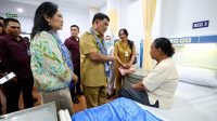 Gubernur Sulut Yulius Selvanus saat kunjungi pasien di RS Manembonembo Bitung.