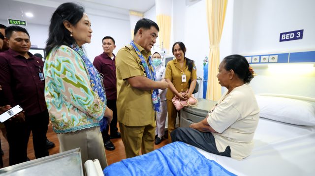 Gubernur Sulut Yulius Selvanus saat kunjungi pasien di RS Manembonembo Bitung.